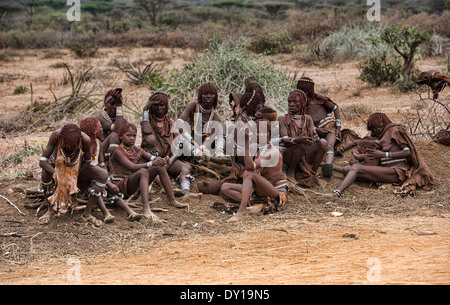 Hamer les femmes dans leur village près de Turmi dans la vallée de l'Omo, Ethiopie Banque D'Images