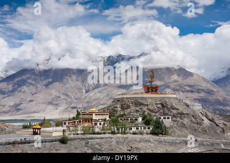 Diskit village, Ladakh, Inde, la statue du Bouddha Maitréya à Diskit gompa Banque D'Images