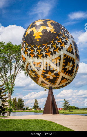 Le gros œuf est une sculpture géante d'un ukrainien Pysanka, un oeuf de Pâques de style à Vegreville, en Alberta, au Canada. Banque D'Images