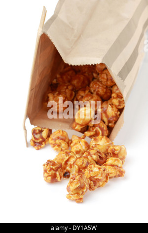 Maïs soufflé au caramel dans du papier fort isolé sur fond blanc Banque D'Images