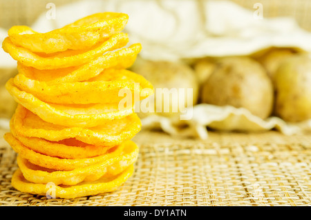 Les croustilles de pommes de terre dans un paquet et les pommes de terre dans le sac Banque D'Images