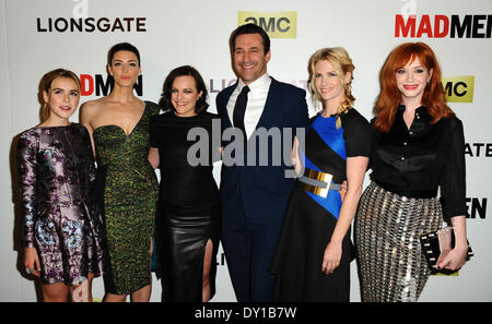 Los Angeles, Californie, USA. 2ème apr 2014. Kiernan Shipka, Jessica Paré, Elisabeth Moss, Jon Hamm, January Jones, Christina Hendricks assistant à l'AMC Saison 7 Premiere de ''Mad Men'' tenue à l'Arclight Theatre à Hollywood en Californie le 2 avril 2014. 2014 : Crédit D. Long/Globe Photos/ZUMAPRESS.com/Alamy Live News Banque D'Images