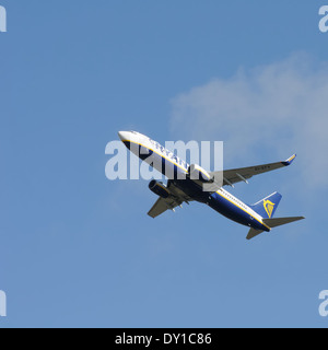 Avion de ligne Ryanair Boeing 737-8AE-EFV COMME Banque D'Images