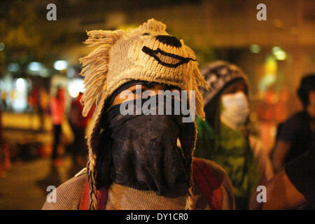 Caracas, Venezuela. 2 avril, 2014. Un manifestant couvre son visage avec un masque pour éviter d'être identifiés par la police le 2 avril 2014. L'Église catholique romaine au Venezuela a accusé le gouvernement pour imposer un "gouvernement totalitaire'. Photo : Rafael Hernandez / Pacific Press/Alamy Live News Banque D'Images