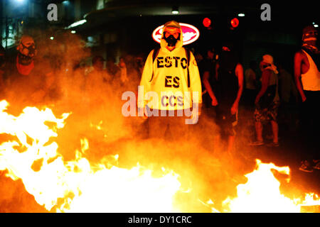 Caracas, Venezuela. 2 avril, 2014. Un manifestant à Chacao utilise une chemise qui dit 'c'est' (Caracas Caracas Esta es) pour exprimer que la ville est le traitement non par le gouvernement en raison de la violation des droits de l'homme le 2 avril 2014. L'Église catholique romaine au Venezuela a accusé le gouvernement pour imposer un "gouvernement totalitaire'. (Photo de Rafael Hernandez / Pacific Press) Banque D'Images