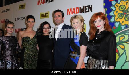 Los Angeles, CA, USA. 2ème apr 2014. Kiernan Shipka, Jessica Pare, Elisabeth Moss, Jon Hamm, January Jones, Christina Hendricks au niveau des arrivées pour la saison de MAD MEN sur AMC, Premiere sept cinémas ArcLight, Los Angeles, CA, le 2 avril 2014. Credit : Elizabeth Goodenough/Everett Collection/Alamy Live News Banque D'Images