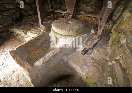 Intérieur de l'âge du fer reconstruit Norse Mill à Shawbost, Lewis, Western Isles, Ecosse, Royaume-Uni. Banque D'Images