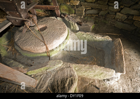 Intérieur de l'âge du fer reconstruit Norse Mill à Shawbost, Lewis, Western Isles, Ecosse, Royaume-Uni. Banque D'Images