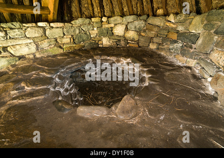 Intérieur de l'âge du fer reconstruit Norse four à Shawbost, Lewis, Western Isles, Ecosse, Royaume-Uni. Banque D'Images