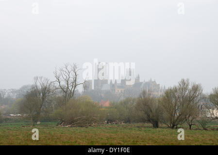 Ely, au Royaume-Uni. 3 avril, 2014. Cathédrale d'Ely dans un ciel chargé de poussière juste après l'aube à Ely dans le Cambridgeshire Fens 3e avril 2014. La brume est causée par les systèmes météorologiques apportant de l'air pollué de l'Europe et la poussière du désert du Sahara. Il a été particulièrement perceptible dans le paysage plat de la fens. Météo de l'Atlantique est mis à rafraîchir l'atmosphère à partir de demain. Credit : Julian Eales/Alamy Live News Banque D'Images