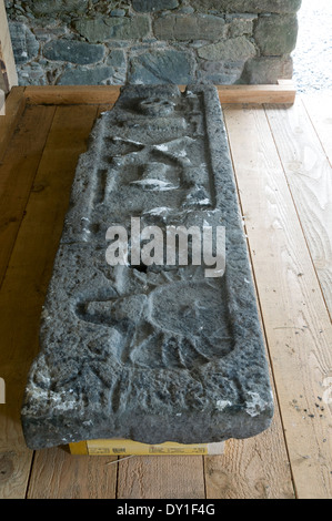 Dalle grave à l'intérieur de la chapelle de l'assurance-chômage ou de l'Œil, l'église de saint Colomba, Aiginish, près de Stornoway, Lewis, Western Isles, Ecosse, Royaume-Uni Banque D'Images