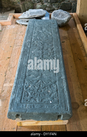 Dalle grave à l'intérieur de la chapelle de l'assurance-chômage ou de l'Œil, l'église de saint Colomba, Aiginish, près de Stornoway, Lewis, Western Isles, Ecosse, Royaume-Uni Banque D'Images