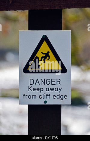 "Danger tenir loin de falaise', signe d'avertissement. Clyde Valley Woodlands National Nature Reserve, chutes de la Clyde, le Lanarkshire. Banque D'Images