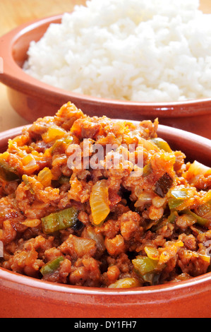 Libre d'une plaque en terre cuite avec picadillo, un plat traditionnel dans de nombreux pays d'Amérique latine, et un bol avec du riz dans le Banque D'Images