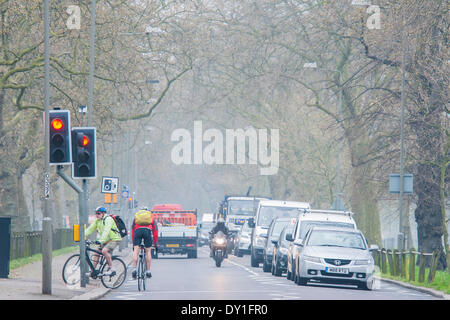 Londres, Royaume-Uni. 06Th avr, 2014. La pollution de l'air est élevé à Londres en raison d'émissions des véhicules et des industries le mélange avec le sable du désert pour créer un brouillard léger comme le smog. Cela n'empêche pas les cyclistes et les coureurs d'exercer dans ce autour de Clapham Common pendant les heures de pointe. Clapham, Londres, Royaume-Uni, 03 avril 2014. Crédit : Guy Bell/Alamy Live News Banque D'Images