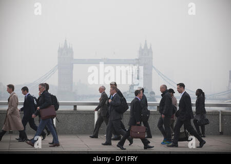 Londres, Royaume-Uni. 3 avril, 2014. Le Smog de Londres : London Bridge, City of London, Londres, Royaume-Uni Les banlieusards font leur chemin à travers le pont de Londres comme le Smog de Londres, et la poussière rouge balayée du Sahara continuent de causer des niveaux élevés de pollution de l'air dans la capitale. Des dizaines de vols ont été annulés et les gens ont été invités à rester à l'intérieur s'ils souffrent d'asthme ou de maladies du coeur. Crédit : Jeff Gilbert/Alamy Live News Banque D'Images