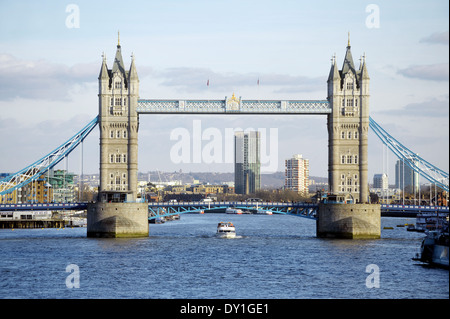 Londres - 7 mars : Tower Bridge vue du London Bridge le 7 mars 2014 à Londres. Banque D'Images