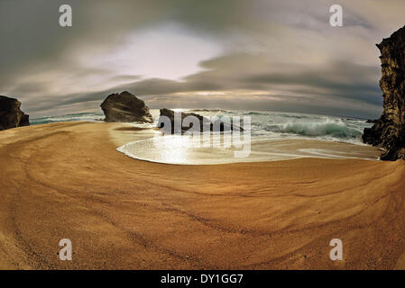 Le Portugal, l'Alentejo, Porto Covo, Parc Naturel Costa Vicentina et au sud-ouest de l'Alentejo, plage, scenic, coucher de soleil, le coucher du soleil, sable, perspective fisheye, vagues, Océan Atlantique, océan, mer, littoral, Seascape, romantique, l'atmosphère, grand, rochers, bay, voyage, visite Banque D'Images