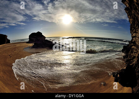 Le Portugal, l'Alentejo, Porto Covo, Parc Naturel Costa Vicentina et au sud-ouest de l'Alentejo, plage, scenic, coucher de soleil, le coucher du soleil, sable, perspective fisheye, vagues, Océan Atlantique, océan, mer, littoral, Seascape, romantique, l'atmosphère, grand, rochers, bay, voyage, visite Banque D'Images