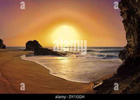 Le Portugal, l'Alentejo, Porto Covo, Parc Naturel Costa Vicentina et au sud-ouest de l'Alentejo, plage, scenic, coucher de soleil, le coucher du soleil, sable, perspective fisheye, vagues, Océan Atlantique, océan, mer, littoral, Seascape, romantique, l'atmosphère, grand, rochers, bay, voyage, visite Banque D'Images