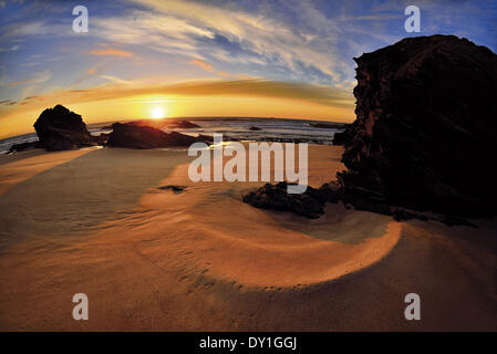 Le Portugal, l'Alentejo, Parc Naturel Costa Vicentina et au sud-ouest de l'Alentejo, Porto Covo, plage, baie, rochers, marée basse, coucher de soleil, le coucher du soleil, perspective fisheye fisheye, jaune, bleu de l'horizon, les silhouettes rock, calme, paisible, romantique, paysage marin, littoral, trav Banque D'Images