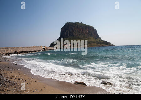 Monemvasia est une ville et une municipalité dans la région de Laconie, Grèce. La ville est située sur une petite île au large de la côte est du Péloponnèse. - Mars 2014. Banque D'Images