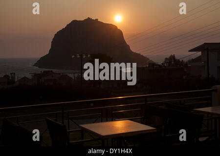 Monemvasia est une ville et une municipalité dans la région de Laconie, Grèce. La ville est située sur une petite île au large de la côte est du Péloponnèse. - Mars 2014. Banque D'Images