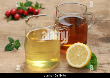 Et citron thé rooibos dans les verres sur une table en bois Banque D'Images