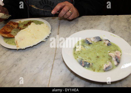 Pie et les écraser, les anguilles en gelée avec de l'alcool ou de l'anguille sauce sauce persil à M. Manze Pie & Mash shop, Southwark, London, England, UK Banque D'Images