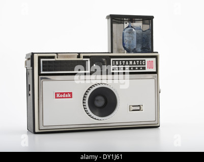 Film Kodak Instamatic 100 appareil photo avec flash qui utilise des films de format 126. 1963 Kodak.