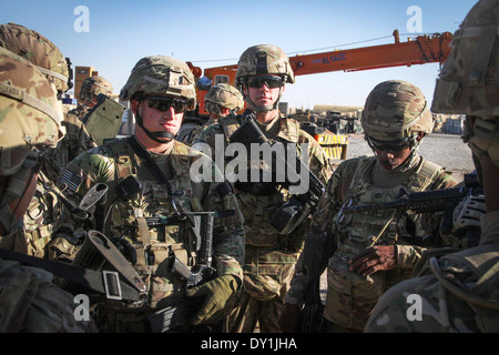 Des soldats américains avec l'appui de l'avant, 65e bataillon du génie de l'entreprise effectuer une patrouille le 26 mars 2014 dans la province de Kandahar, Afghanistan. Banque D'Images