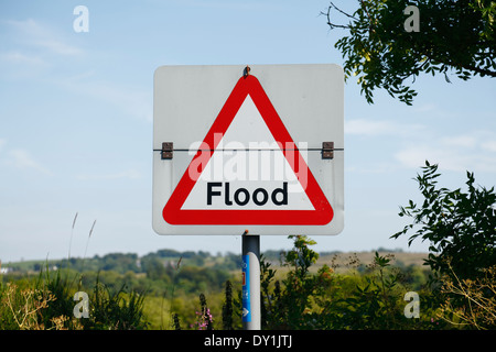Un panneau d'avertissement d'inondation sur une journée d'été ensoleillée, Ecosse, Royaume-Uni Banque D'Images
