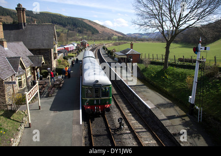 Vue sur Carrog Gare avec un train dans la plate-forme. Banque D'Images