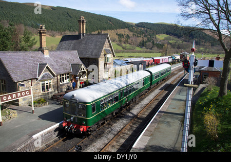 Vue sur Carrog Gare avec un train dans la plate-forme. Banque D'Images