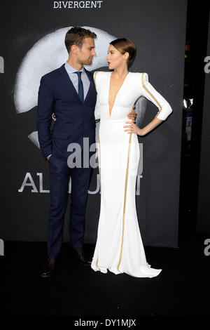 L'acteur britannique Theo James et actrice Shailene Woodley assister à la première du film "divergente" au Sony Centre cinéma à Berlin. Le 1 avril 2014./photo alliance Banque D'Images