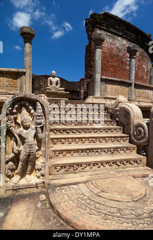 L'un des Bouddhas du Vatadage dans Polunnawara, Sri Lanka Banque D'Images