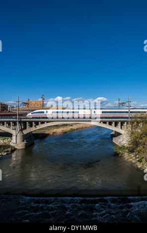 AVE train sur un pont à LLeida, Espagne. Banque D'Images