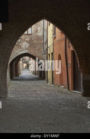 Via delle Volte, ('Street des voûtes'), une rue médiévale à Ferrare, Italie, du nom de l'arches qui soutiennent le long de maisons Banque D'Images