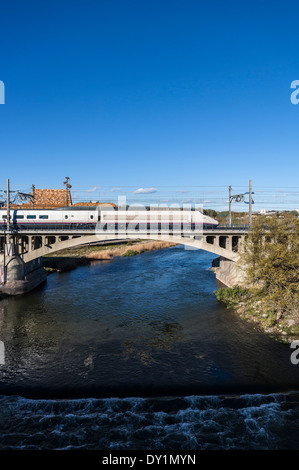 AVE train sur un pont à LLeida, Espagne. Banque D'Images