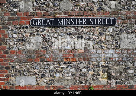 Vieux Mur en grand Minster Street, Winchester, Hampshire, Angleterre - à côté de la cathédrale de Winchester Banque D'Images