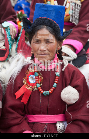 Leh, Ladakh, Inde. Femme en costume traditionnel tibétain, le Ladakh Festival. Banque D'Images