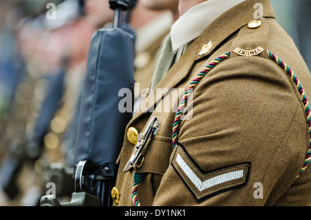 Soldats du 2e Batt. Mercian Regiment s'aligner sur le défilé avec des fusils Banque D'Images