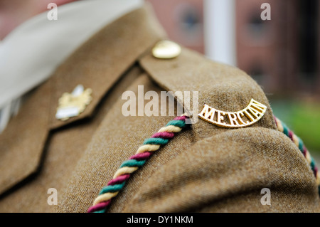 Epilette insigne porté par un soldat du 2e Batt. Mercian Regiment montrant une feuille de chêne et gland avec la devise 'entreprise' Banque D'Images