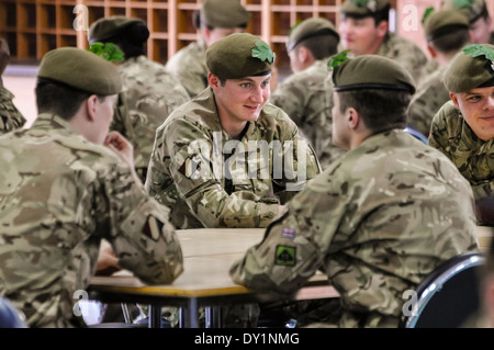 Soldats du 2e Batt. Mercian Regiment s'asseoir autour de tables dans un mess de la caserne. Banque D'Images