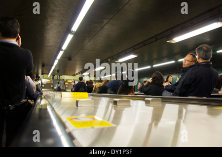 Les passagers d'escalator à la station de MTR Fortress Hill sur le métro de Hong Kong Banque D'Images