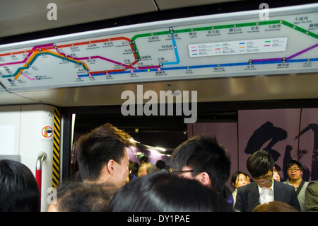 Les passagers à bord d'un transport en train de métro métro MTR de Hong Kong Banque D'Images