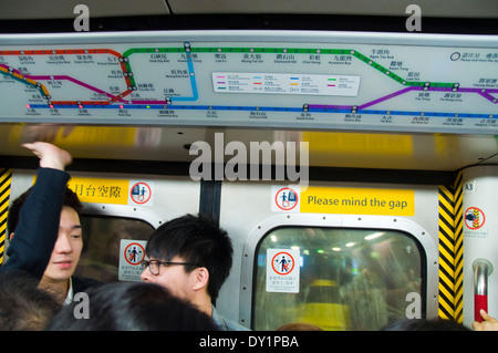 Les passagers à bord d'un transport en train de métro métro MTR de Hong Kong Banque D'Images