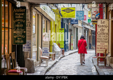 Woman in red coat walking down Passage du chantier, près du Faubourg Saint Antoine, Paris, France Banque D'Images