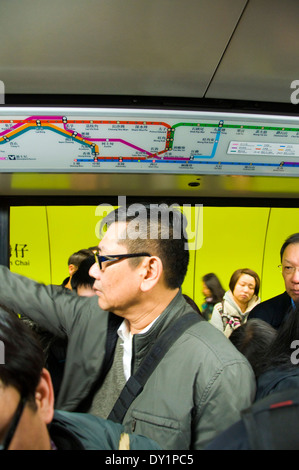 Les passagers à bord d'un transport en train de métro métro MTR de Hong Kong Banque D'Images