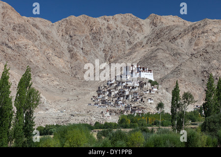 Chemrey Gompa dans paysage de montagne, le Ladakh, le Jammu-et-Cachemire, l'Inde Banque D'Images